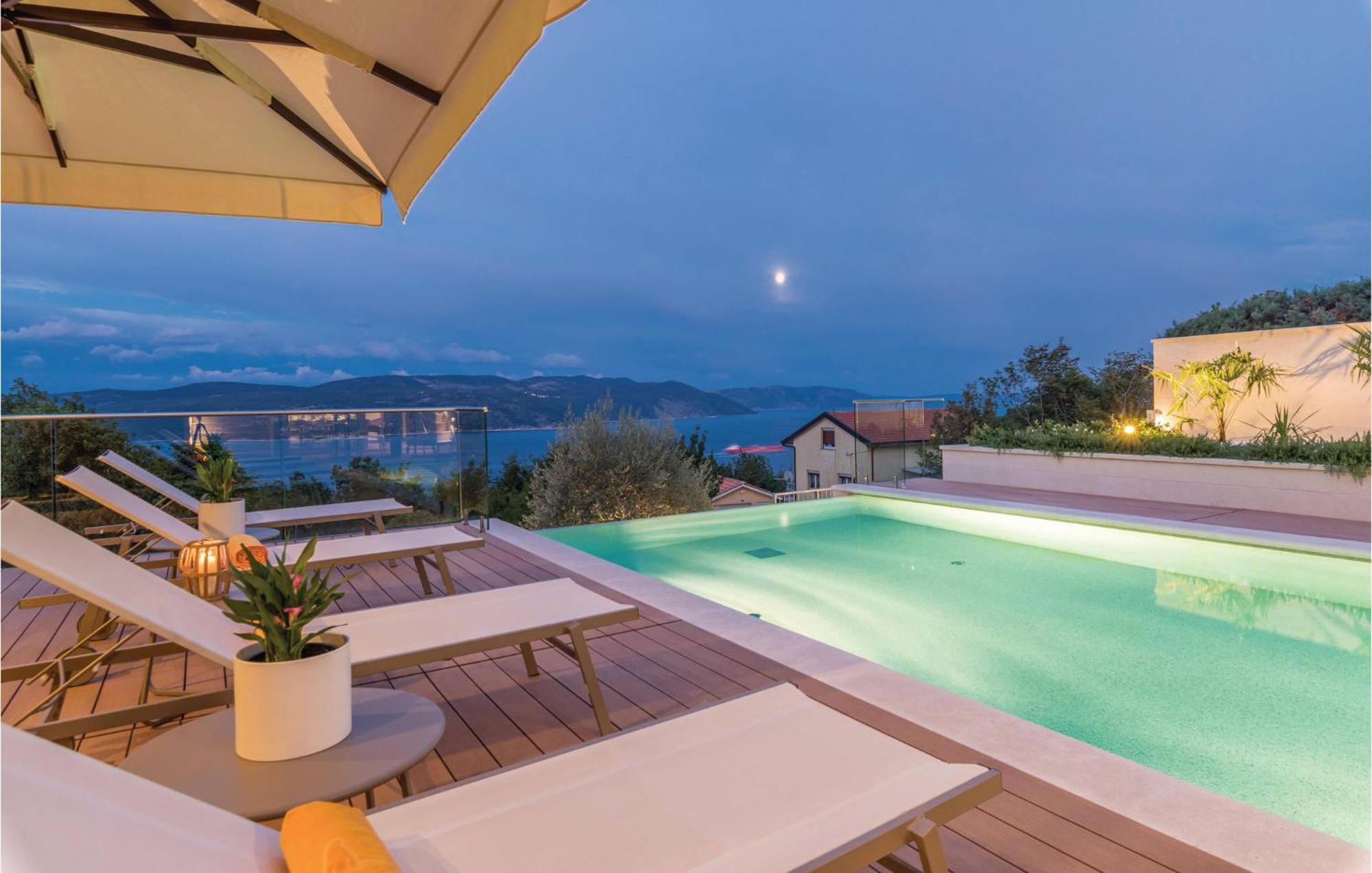 Nice Apartment In Plomin With Jacuzzi Kültér fotó