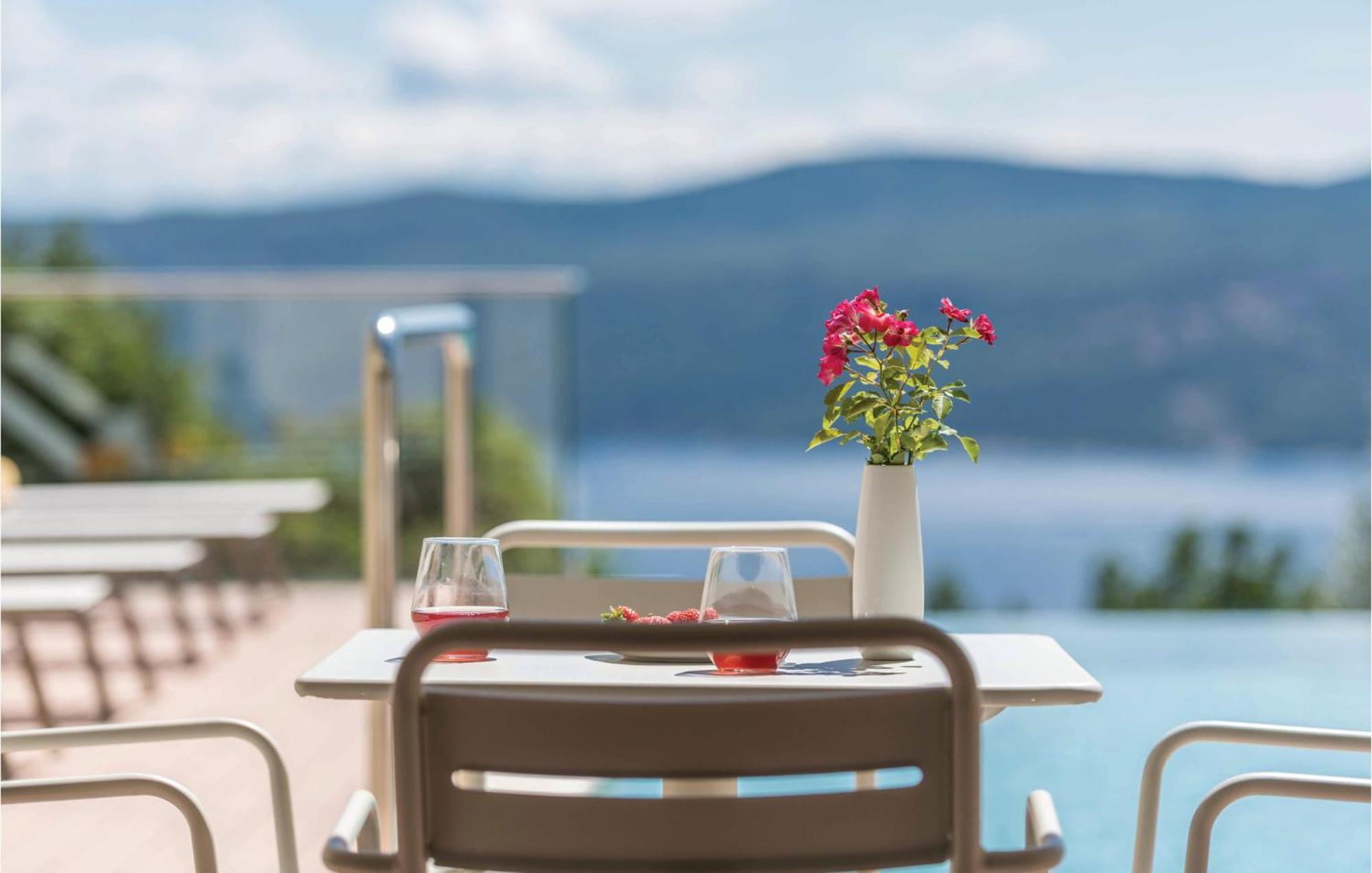 Nice Apartment In Plomin With Jacuzzi Kültér fotó