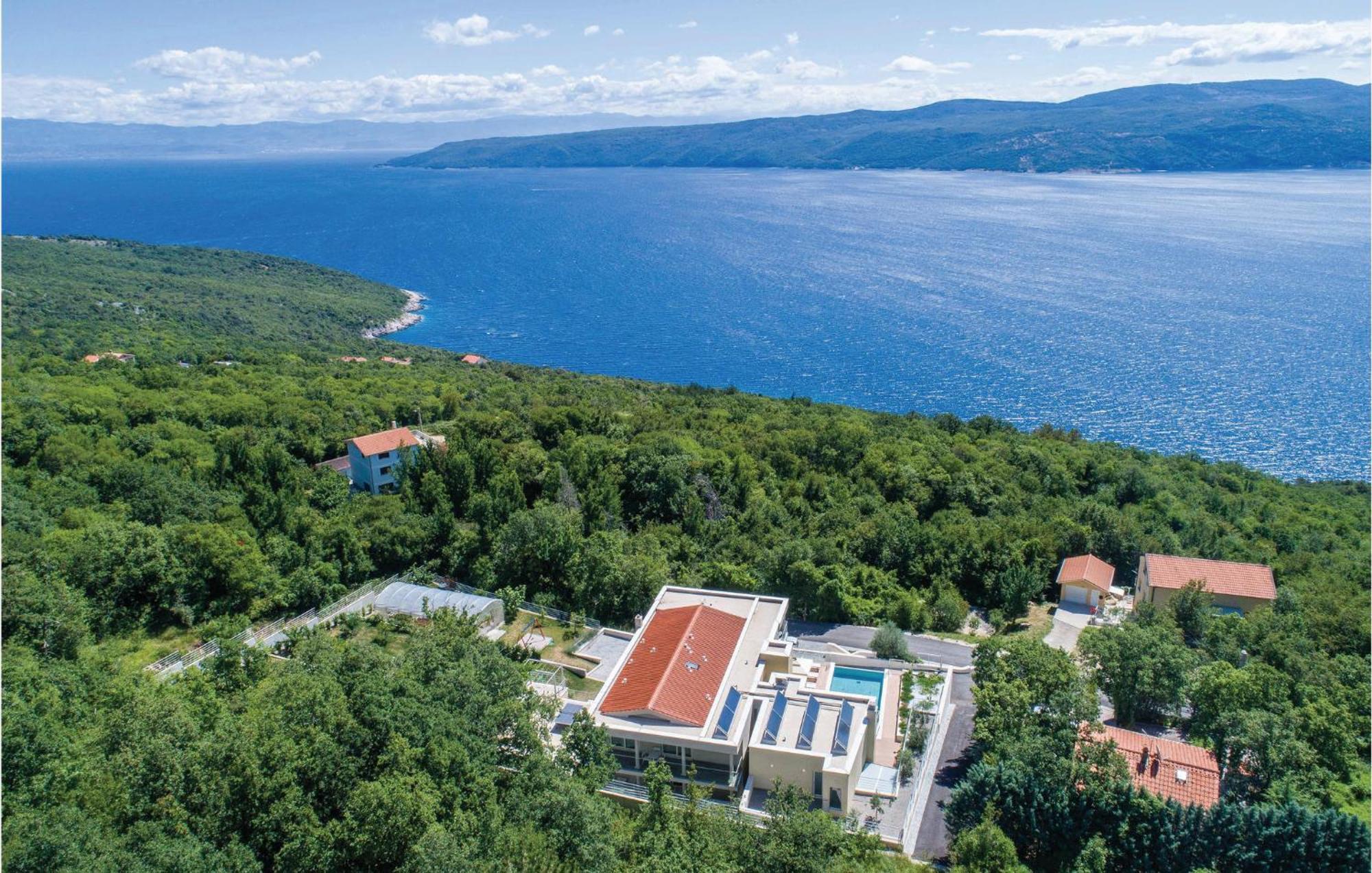 Nice Apartment In Plomin With Jacuzzi Kültér fotó